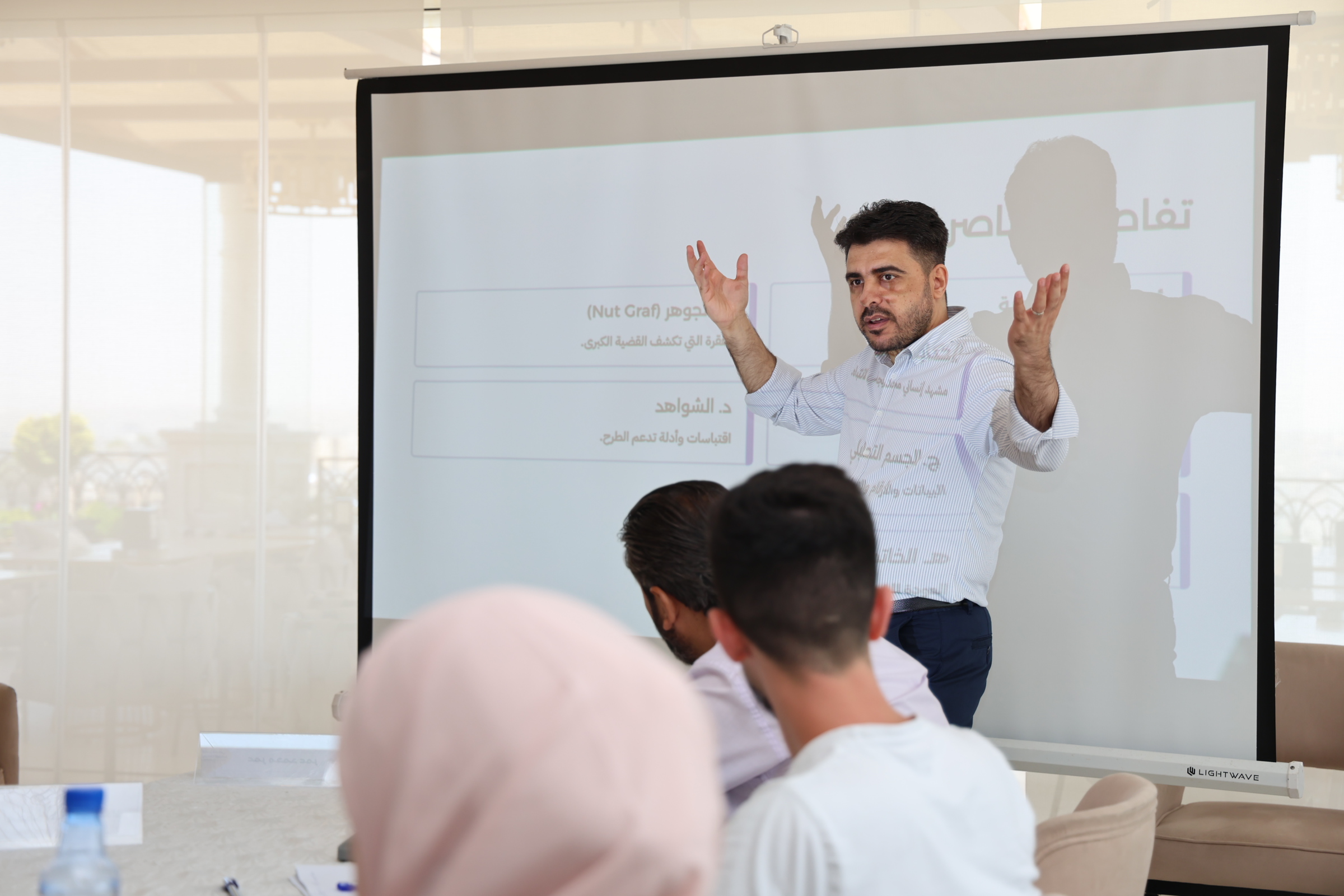أحمد حذيفة يقدم جلسة تدريبية